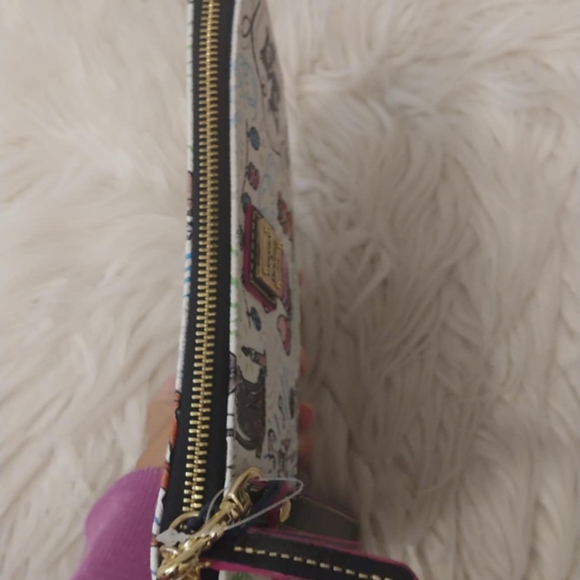 💖FIRM! NWT DISNEY PARKS X DOONEY AND BOURKE DISNEY CATS SKETCH WRISTLET - Picture 12 of 15